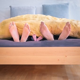 drevená posteľ